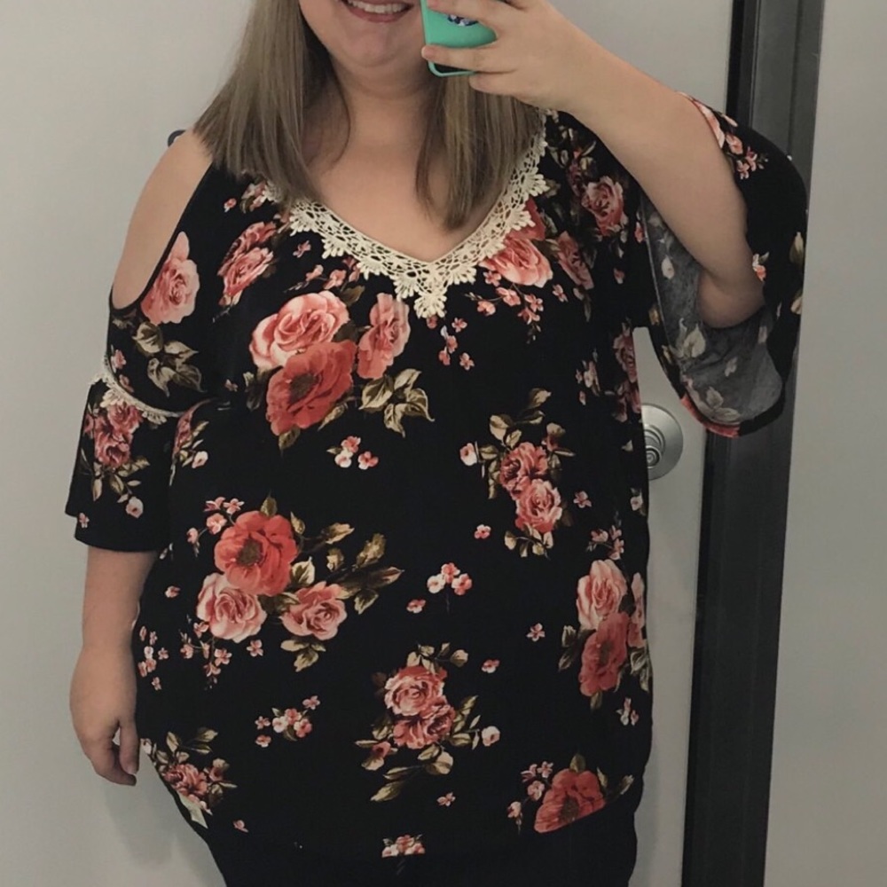 Cold shoulder floral top 2x